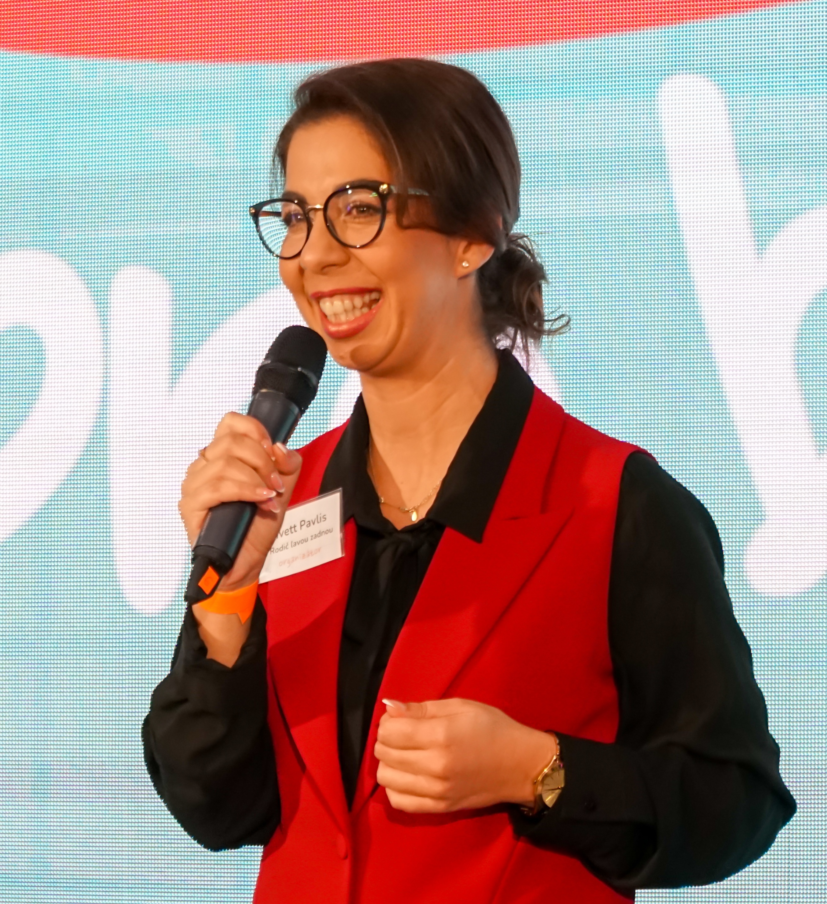 JUDr. Ivett Pavlis počas prezentácie na konferencii